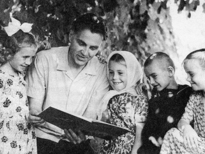 Сухомлинский стал директором в 30 лет